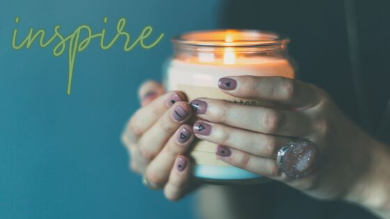 Dłonie kobiece trzymające oburącz kubek