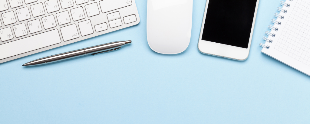 Kawa i słuchawki na biurku programisty - codzienna rutyna pracy