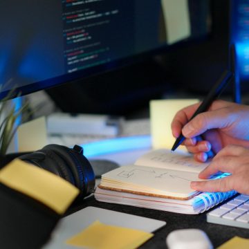 Pierwszy projekt programistyczny – jak zdobyć pierwsze zlecenie bez doświadczenia