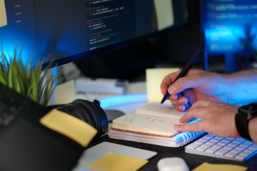 Pierwszy projekt programistyczny – jak zdobyć pierwsze zlecenie bez doświadczenia